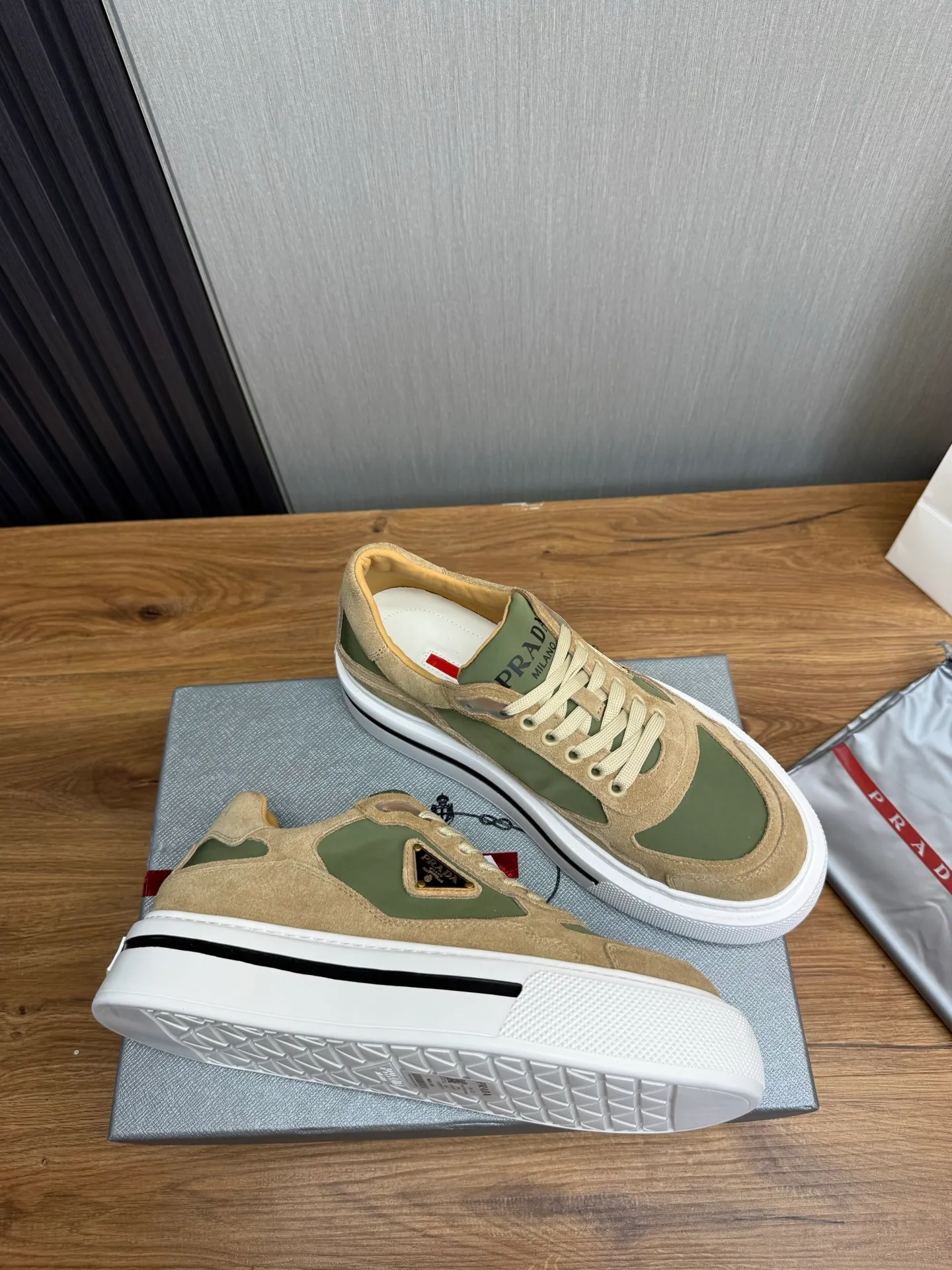 Men's shoes 💰580💰 [PRADA] Hot-selling men's shoes shipped 👏Official website synchronized ⬆️ Original cowhide fabric + cowhide lining, cowhide feet 🐮 1:1 shipment ✔️Original original sole, 38-45 (45. Customized, non-refundable)